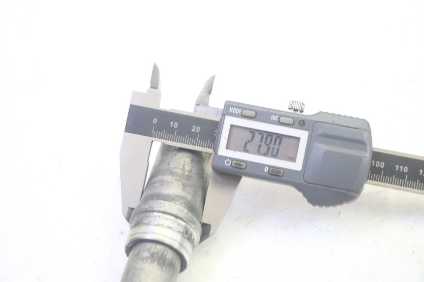 photo de EJE RUEDA DELANTERO YAMAHA TDM ABS 900 (2002 - 2014) - Primer plano técnico