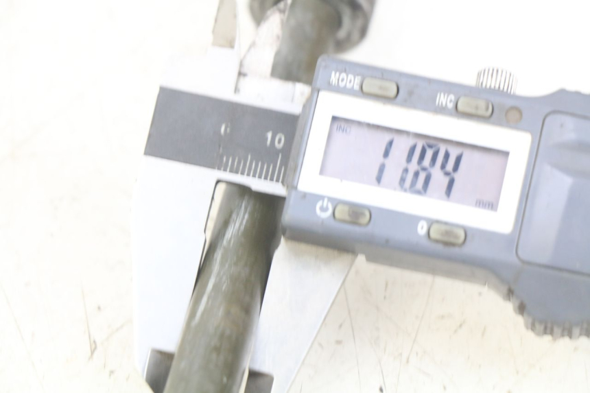 photo de EJE DE LA RUEDA DELANTERA SYM WOLF SB 125 (2011 - 2018)