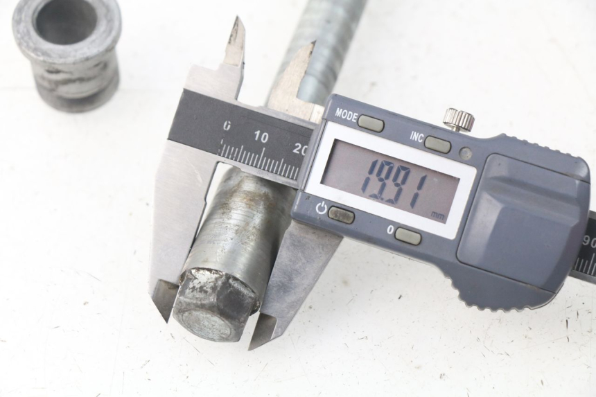 photo de EJE RUEDA DELANTERO HONDA XLV VARADERO 125 (2000 - 2006)