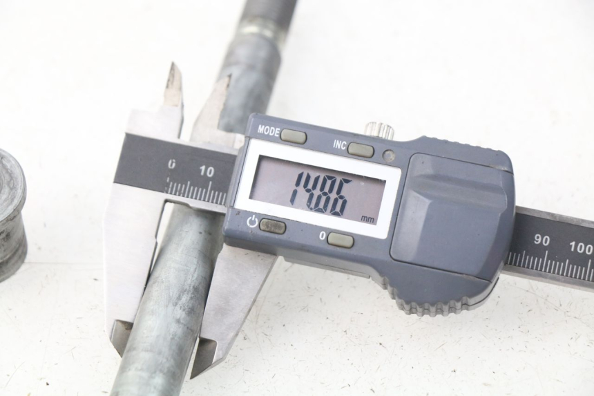 photo de EJE RUEDA DELANTERO HONDA XLV VARADERO 125 (2000 - 2006)