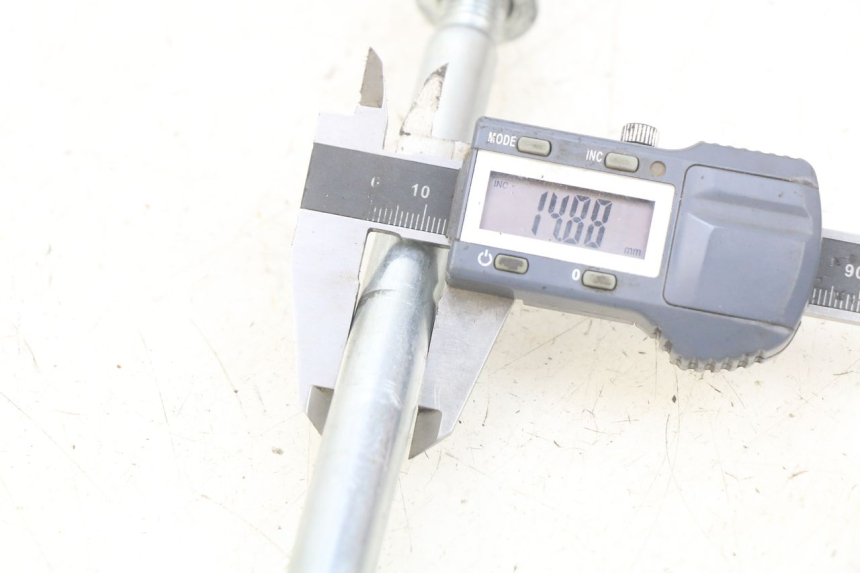 photo de EJE DE LA RUEDA DELANTERA YAMASAKI RAPTOR 50 (2013 - 2018)