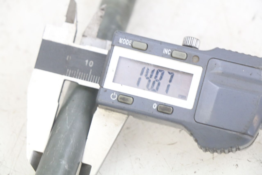 photo de EJE DE LA RUEDA DELANTERA YAMAHA YP MAJESTY 400 (2004 - 2008)