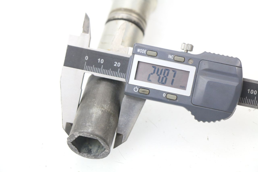 photo de EJE RUEDA DELANTERO YAMAHA YZ 125 (1998 - 2005) - Otra perspectiva