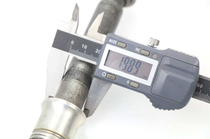 photo de EJE RUEDA DELANTERO YAMAHA YZ 125 (1998 - 2005) - Primer plano técnico