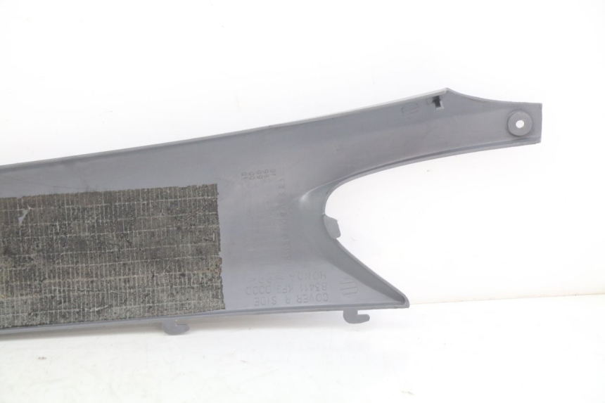 photo de FALDóN LATERAL TRASERO DERECHO HONDA FES PANTHEON 2T 125 (1998 - 2002)