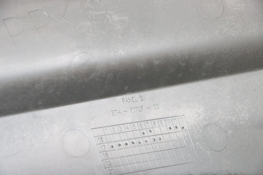 photo de FALDóN LATERAL TRASERO DERECHO YAMAHA XMAX X-MAX ABS 125 (2017 - 2020)