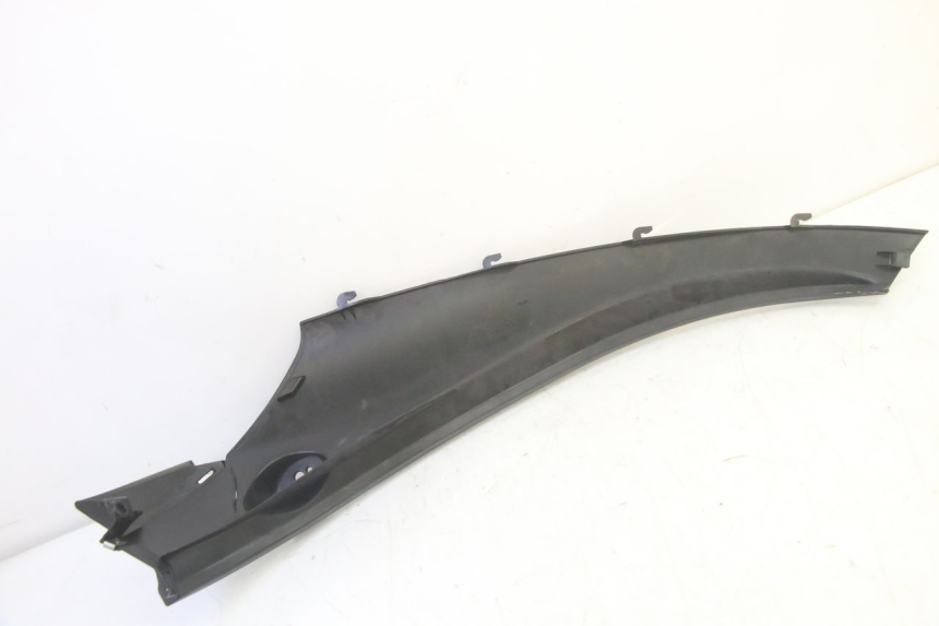 photo de BAJO CARENADO TRASERO IZQUIERDA PIAGGIO MP3 RL 250 (2007 - 2010) - Primer plano técnico