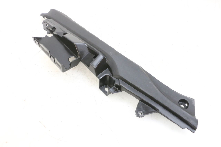 photo de BAJO CARENADO TRASERO IZQUIERDA YAMAHA TRICITY 300 (2020 - 2024) - Primer plano técnico