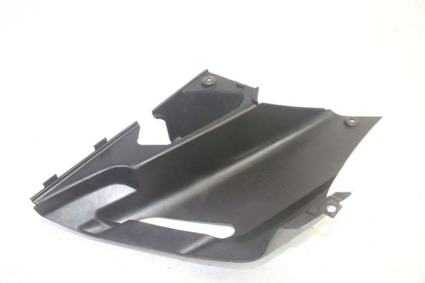 photo de BAJO CARENADO TRASERO IZQUIERDA YAMAHA XMAX X-MAX 125 (2006 - 2009) - Primer plano técnico
