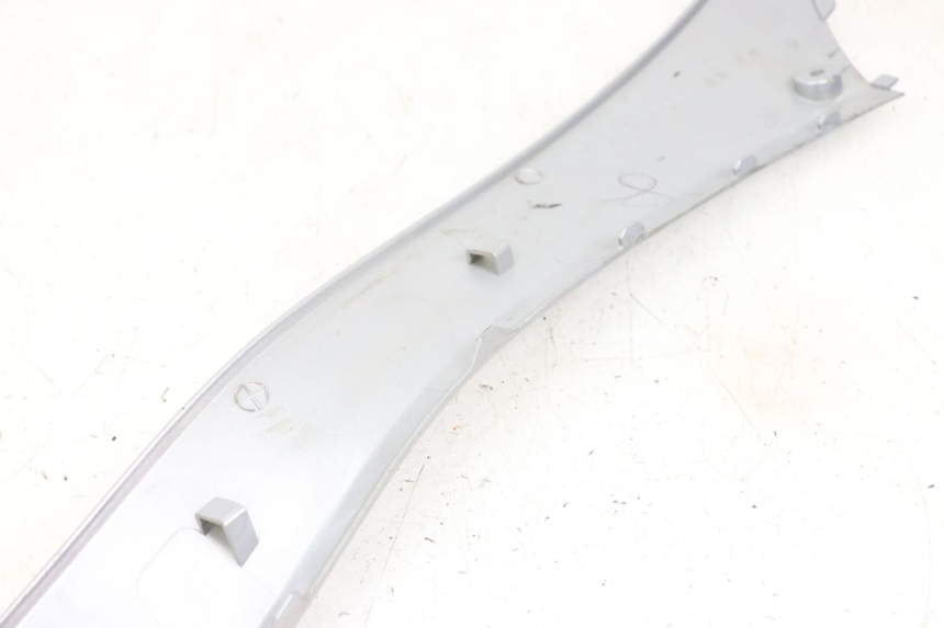 photo de BAJO CARENADO DERECHA MBK FLAME X 125 (2007 - 2016) - Detalles de los puntos de fijación