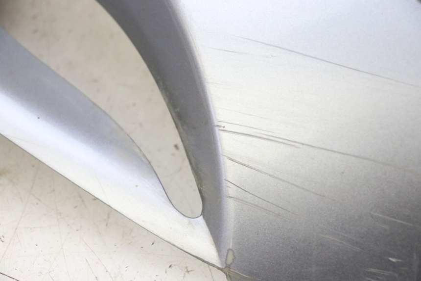 photo de BAJO CARENADO DERECHA SYM GTS EVO 125 (2009 - 2013) - Zoom sobre los componentes