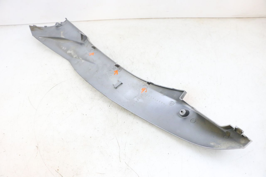 photo de BAJO CARENADO DERECHA SYM GTS EVO 125 (2009 - 2013) - Primer plano técnico