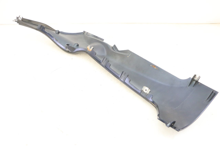 photo de BAJO CARENADO DERECHA PIAGGIO MP3 RL 250 (2007 - 2010) - Primer plano técnico