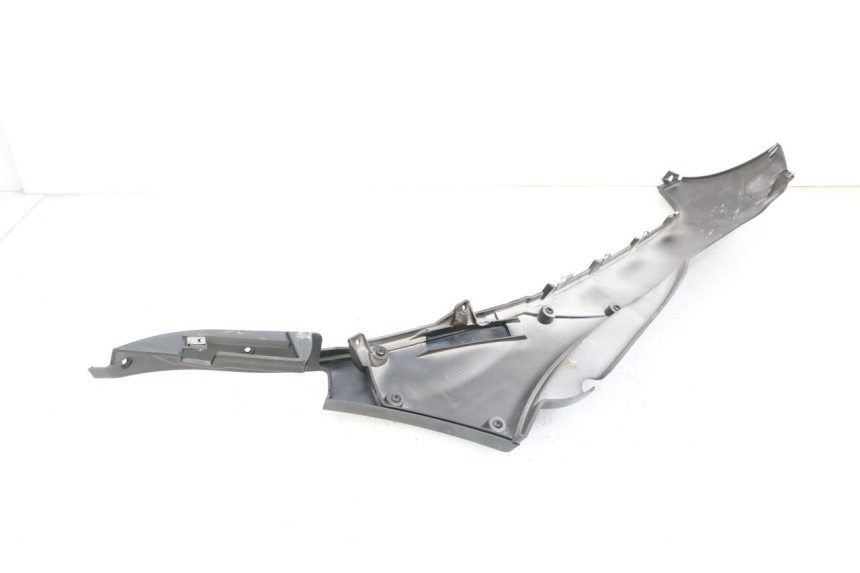 photo de BAJO CARENADO IZQUIERDA PIAGGIO MP3 HPE 350 (2018 - 2020) - Detalles de los puntos de fijación