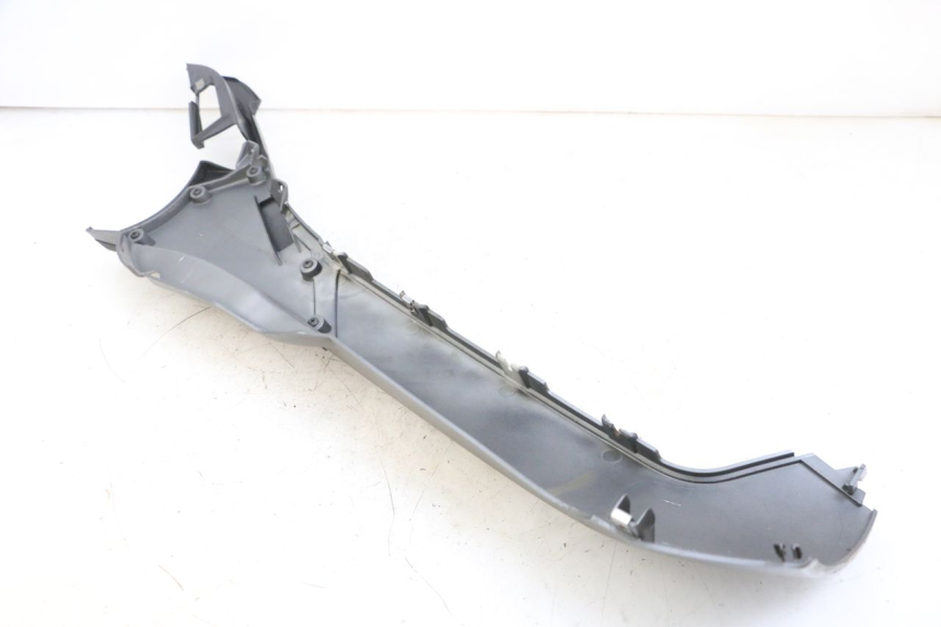 photo de BAJO CARENADO IZQUIERDA PIAGGIO MP3 500 (2016 - 2018) - Primer plano técnico