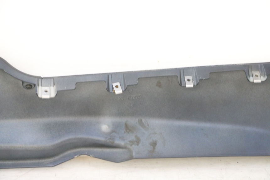 photo de BAJO CARENADO IZQUIERDA PIAGGIO MP3 RL 250 (2007 - 2010) - Primer plano técnico