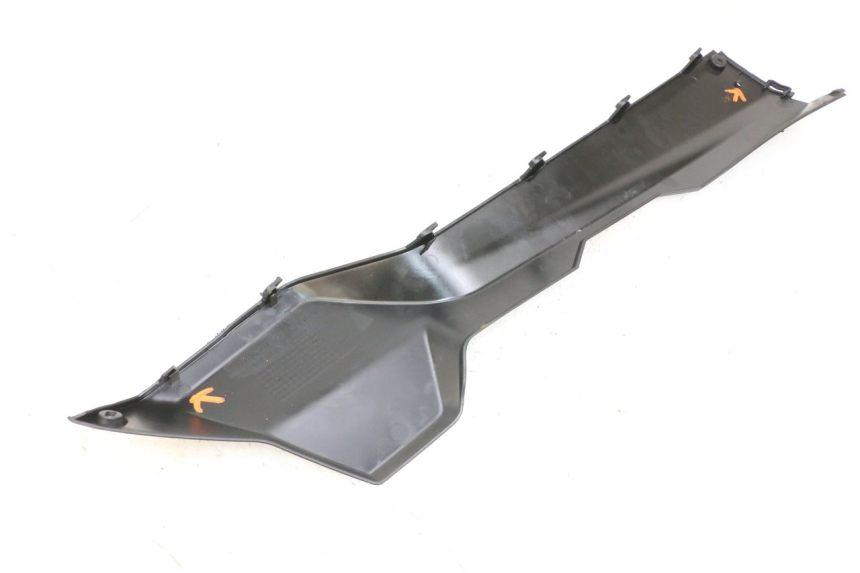 photo de BAJO DE CAJA IZQUIERDA SYM ORBIT III 3 4T 50 (2018 - 2021) - Detalle de la pieza