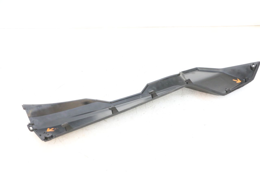 photo de BAJO DE CAJA IZQUIERDA SYM ORBIT III 3 4T 50 (2018 - 2021) - Estado de la superficie y material