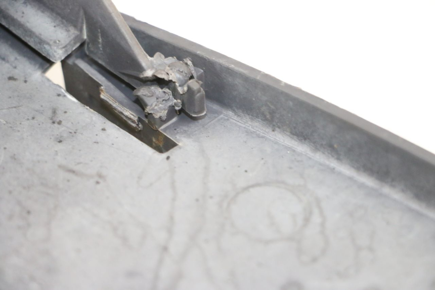 photo de ALETA TRASERA PEUGEOT VIVACITY 100 (1999 - 2008) - Detalles de los puntos de fijación