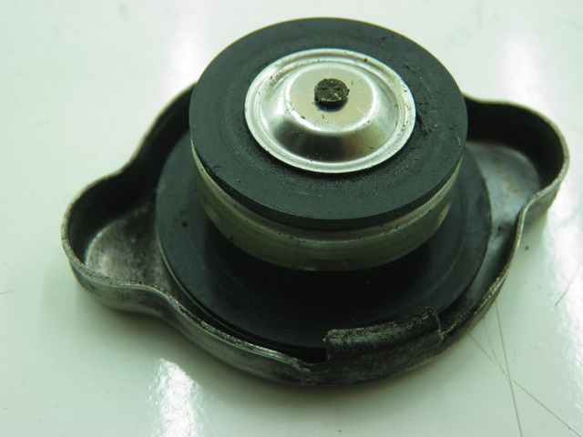 photo de TAPON RADIADOR HONDA FES S-WING SWING 125 (2007 - 2015)