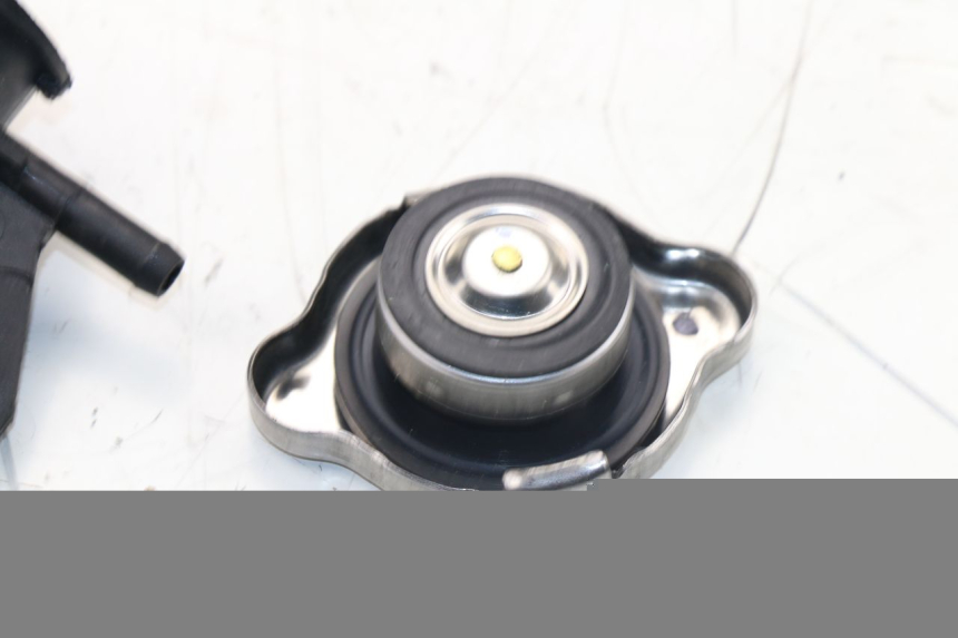 photo de TAPON RADIADOR KAWASAKI J300 300 (2014 - 2017)
