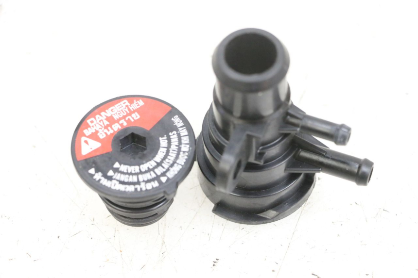 photo de TAPON RADIADOR YAMAHA TRICITY 300 (2020 - 2024) - Zoom estado de uso