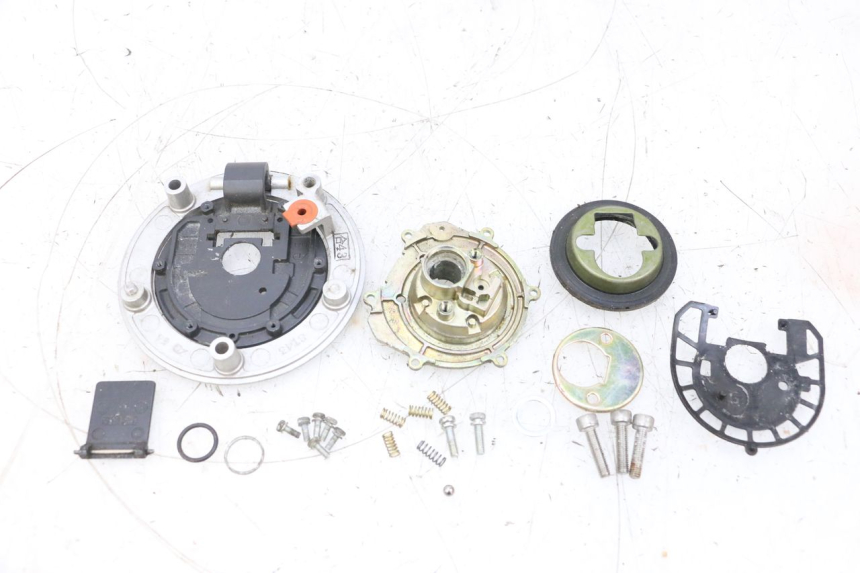 photo de TAPON DEPOSITO FUEL SUZUKI GSXR GSX-R 1000 (2003 - 2004) - Detalles de los puntos de fijación