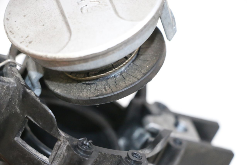 photo de TAPA DEPÓSITO DE COMBUSTIBLE SYM ORBIT III 3 4T 50 (2018 - 2021) - Detalle de la pieza