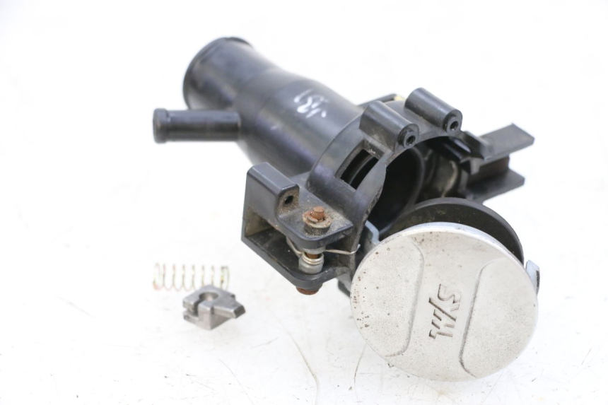 photo de TAPA DEPÓSITO DE COMBUSTIBLE SYM ORBIT III 3 4T 50 (2018 - 2021) - Detalles de los puntos de fijación