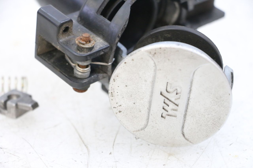 photo de TAPA DEPÓSITO DE COMBUSTIBLE SYM ORBIT III 3 4T 50 (2018 - 2021) - Estado de la superficie y material