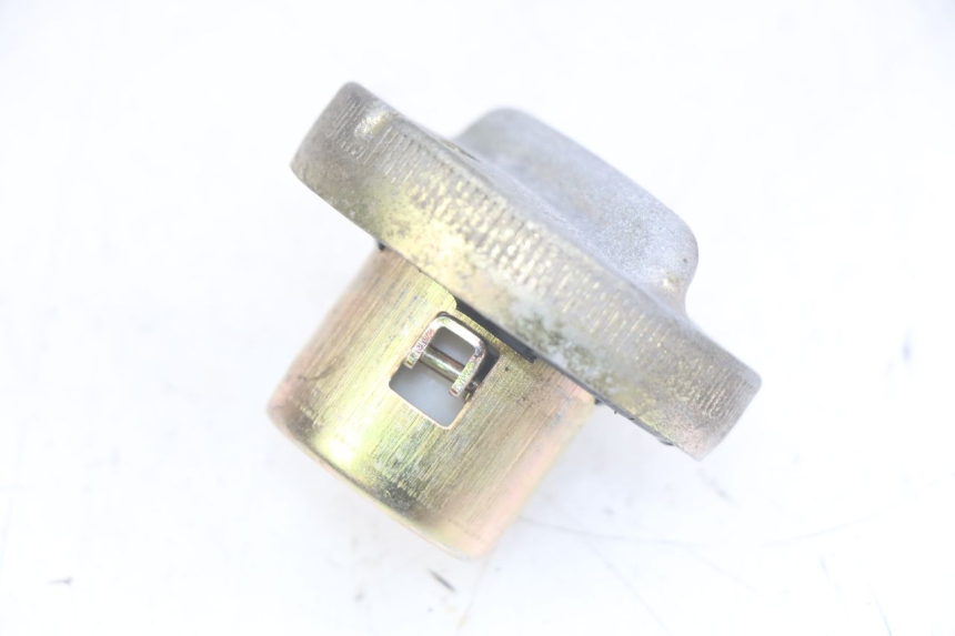 photo de TAPA DE DEPÓSITO DE COMBUSTIBLE HONDA SCV LEAD 100 (2003 - 2007)