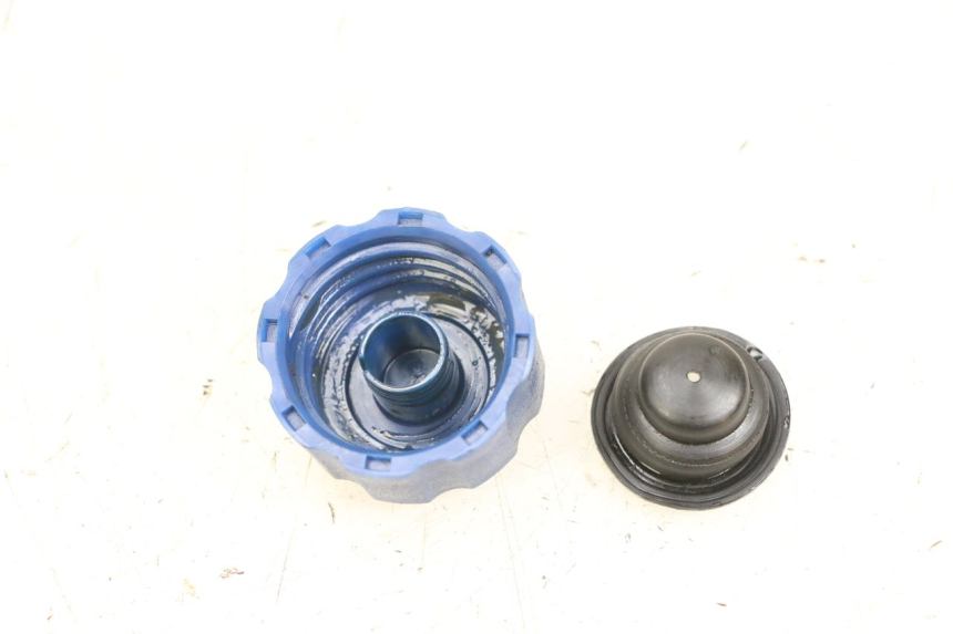 photo de TAPA DEPÓSITO DE ACEITE PEUGEOT ELYSEO 125 (1999 - 2004) - Zoom estado de uso