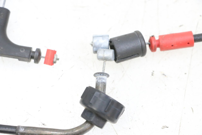 photo de CABLE APERTURA ASIENTO YAMAHA XMAX X-MAX 125 (2006 - 2009) - Detalles de los puntos de fijación