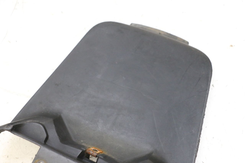 photo de TAPA DE BATERÍA MBK BOOSTER SPIRIT NAKED 50 (2004 - 2017) - Detalle de la pieza