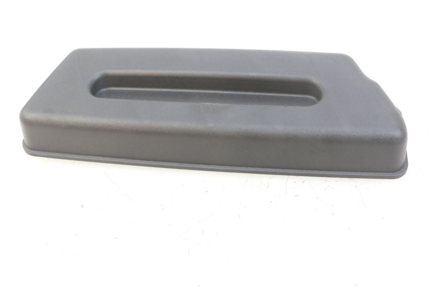 photo de TAPA DE LA BATERíA DERBI BOULEVARD 50 (2009 - 2006) - Vista principal