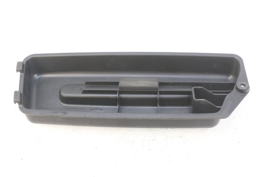 photo de TAPA DE LA BATERíA DERBI BOULEVARD 50 (2009 - 2006) - Zoom estado de uso