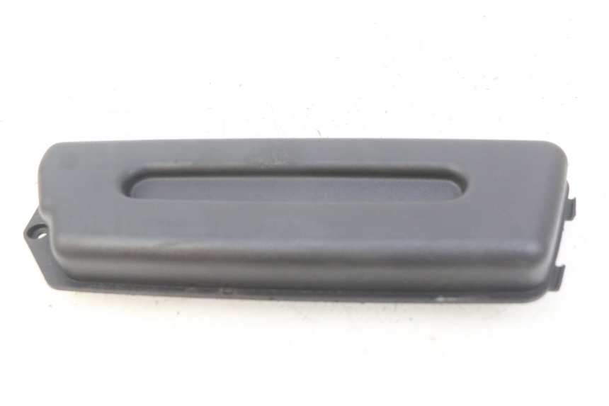 photo de TAPA DE LA BATERíA DERBI BOULEVARD 50 (2009 - 2006) - Otra perspectiva