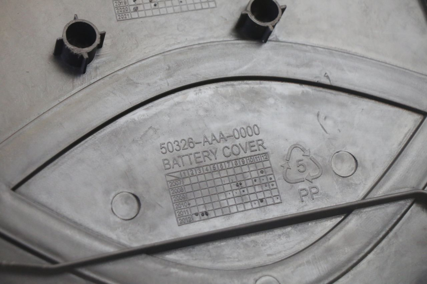 photo de TAPA DE BATERÍA SYM CROX 4T 50 (2016 - 2023)