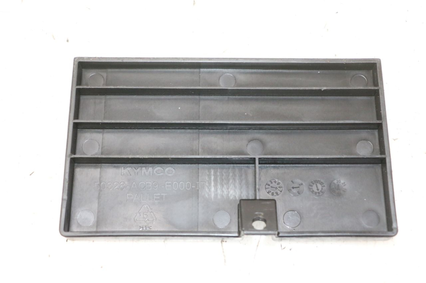 photo de TAPA BATERIA KYMCO LIKE 4T 50 (2019 - 2025)