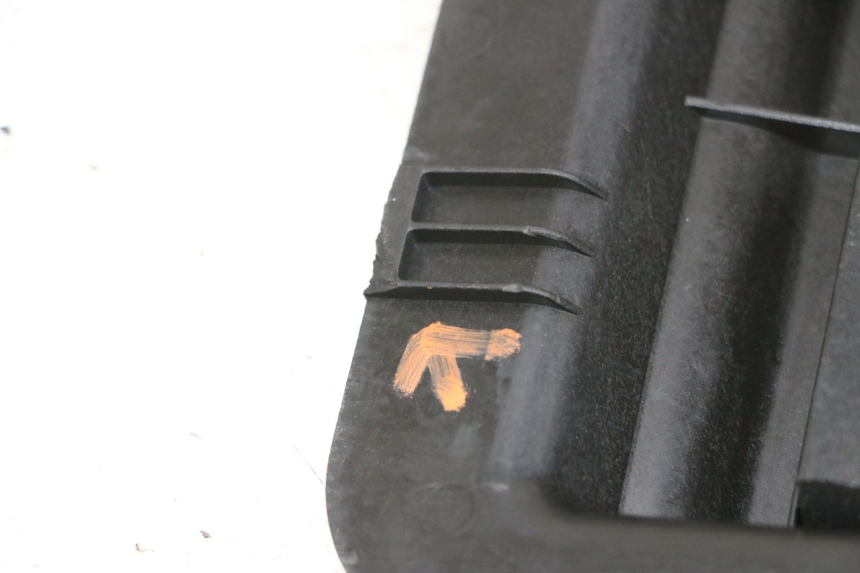 photo de TAPA DE BATERÍA PIAGGIO NEW TYPHOON 50 (2018 - 2021) - Primer plano técnico