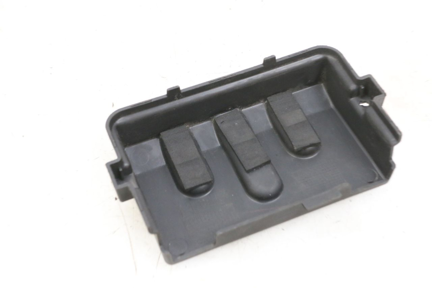 photo de TAPA BATERIA PEUGEOT SPEEDFIGHT 4 4T EFI 50 (2021 - 2025) - Detalle de la pieza