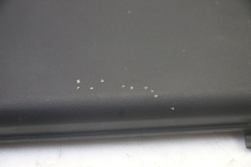 photo de TAPA DE BATERÍA PIAGGIO XEVO - X EVO 125 (2007 - 2016) - Zoom estado de uso