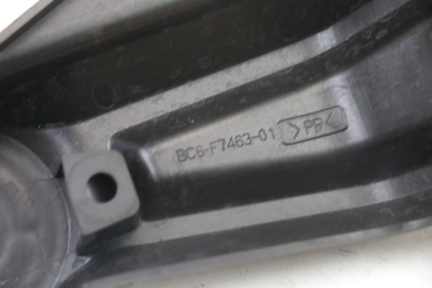 photo de TAPA BASTIDOR DERECHA YAMAHA TRACER 7 700 (2020 - 2024) - Primer plano técnico