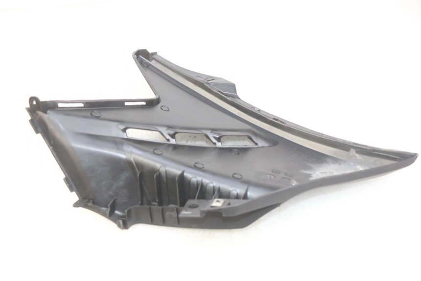 photo de TAPA BAJO EL ASIENTO DERECHO KYMCO AGILITY 16+ 4T 50 (2018 - 2023)