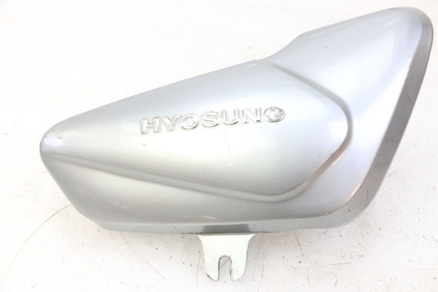 photo de TAPA DEBAJO DEL ASIENTO DERECHO HYOSUNG GV AQUILA 125 (2000 - 2004)