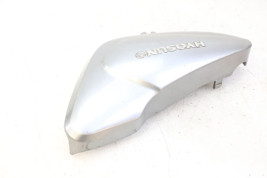 photo de TAPA DEBAJO DEL ASIENTO DERECHO HYOSUNG GV AQUILA 125 (2000 - 2004)