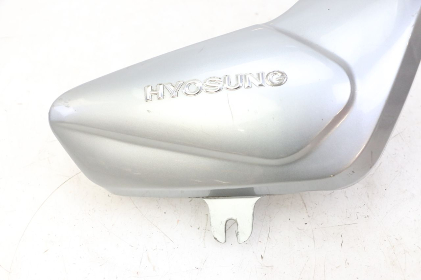 photo de TAPA DEBAJO DEL ASIENTO DERECHO HYOSUNG GV AQUILA 125 (2000 - 2004)