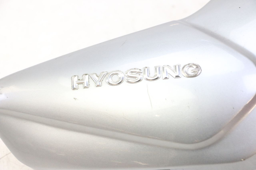 photo de TAPA DEBAJO DEL ASIENTO DERECHO HYOSUNG GV AQUILA 125 (2000 - 2004)