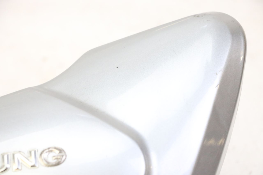 photo de TAPA DEBAJO DEL ASIENTO DERECHO HYOSUNG GV AQUILA 125 (2000 - 2004)