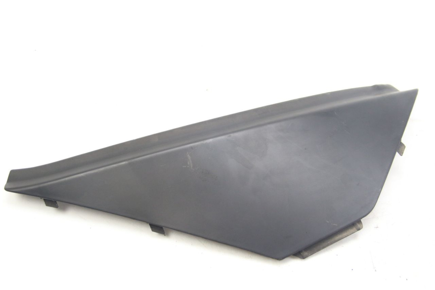photo de TAPA BAJO EL ASIENTO DERECHO APRILIA ATLANTIC 500 (2002 - 2003)